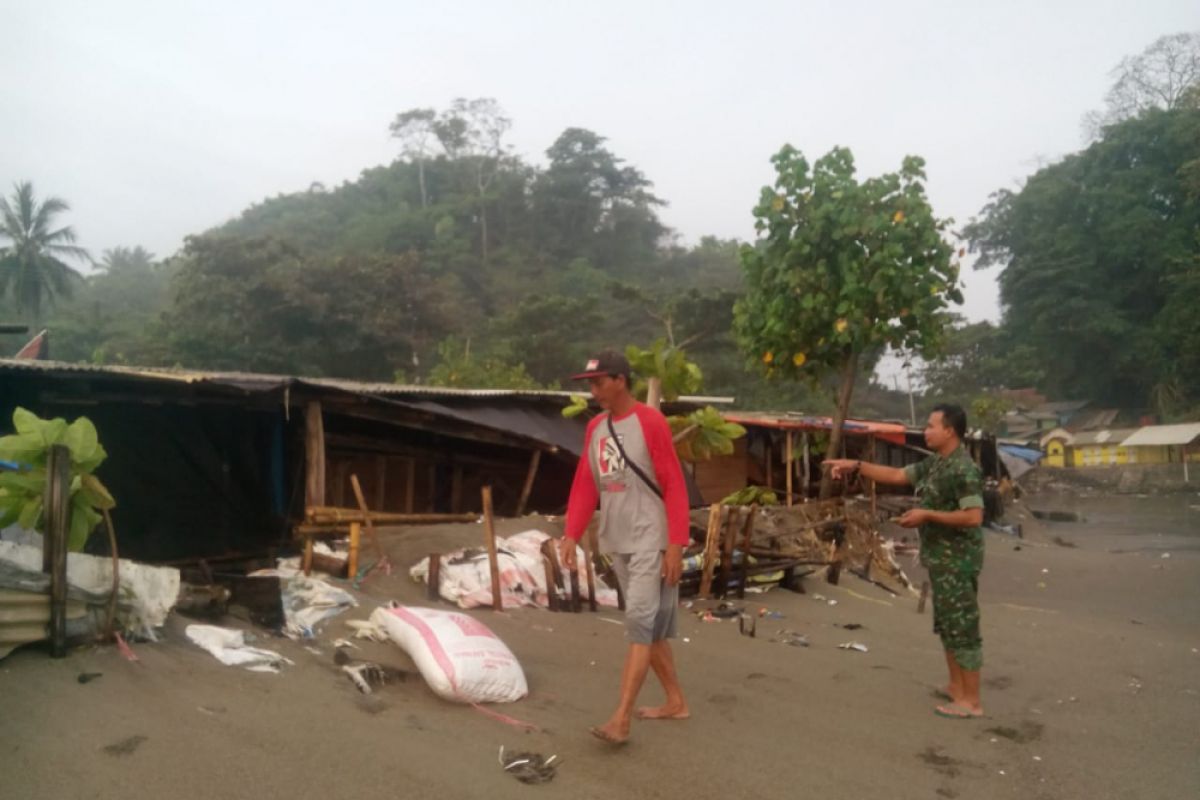 Puluhan warung Cisolok rusak diterjang gelombang pasang