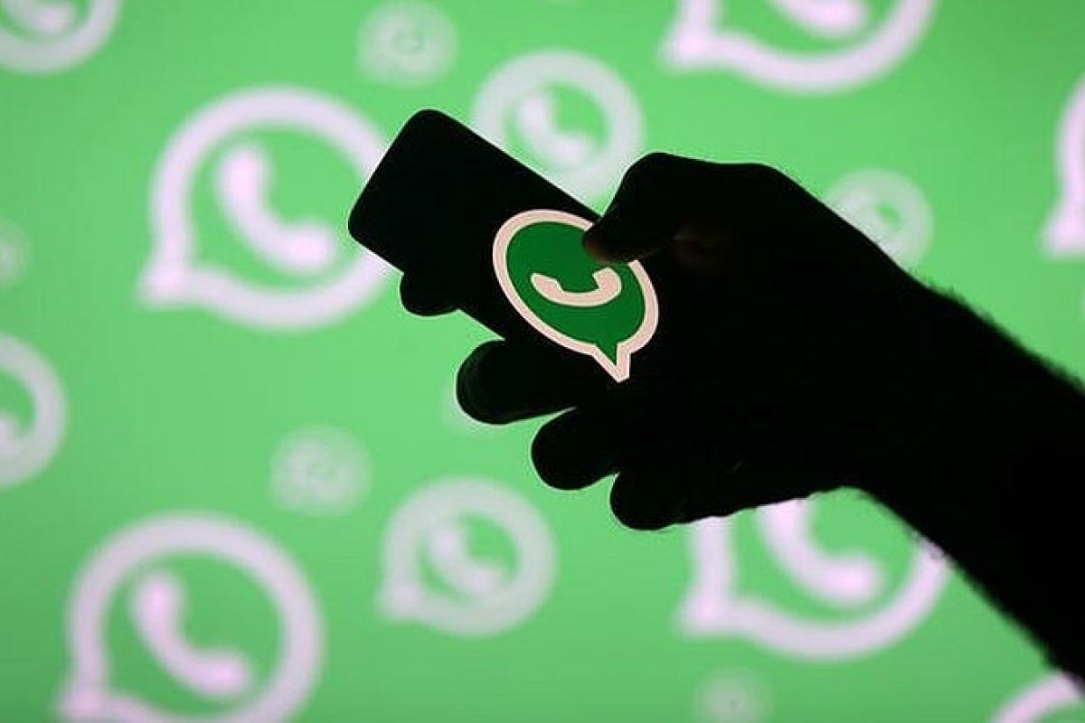 Uji coba balas pesan secara pribadi dalam grup WhatsApp
