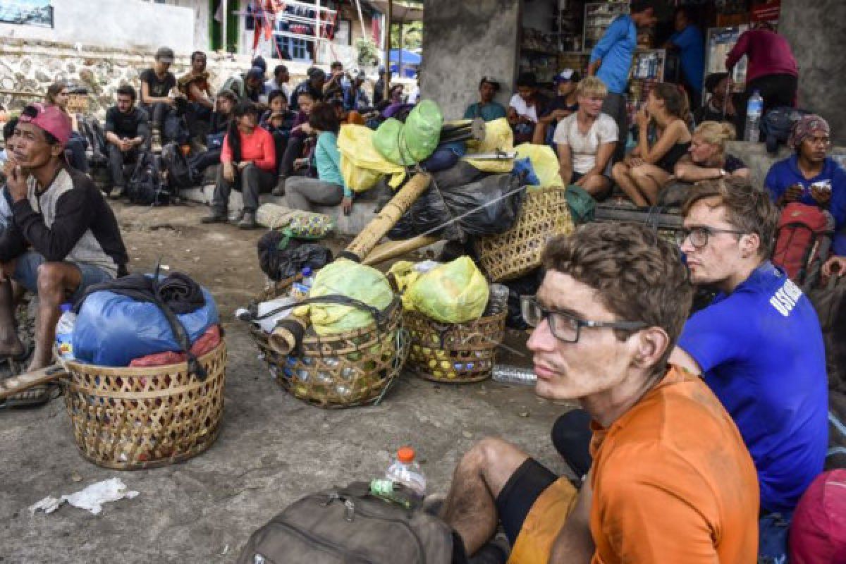 Ratusan pendaki Gunung Rinjani masih terjebak di Danau Segara Anak