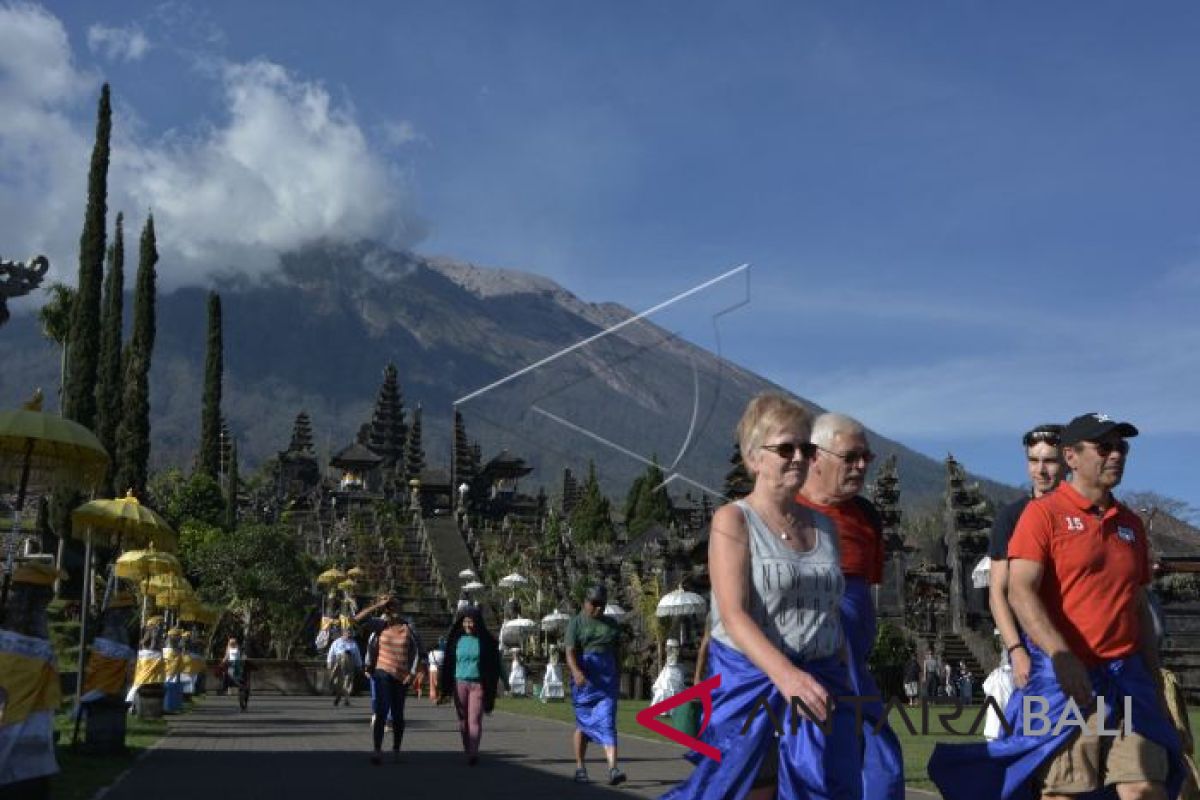 Meski Gunung Agung erupsi, wisawatan tetap kunjungi Pura Besakih