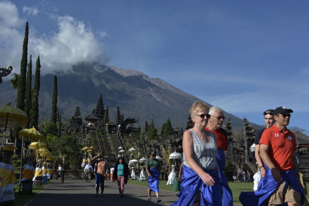 Tourist visits to Besakih unhindered by mount Agung`s volcanic eruption
