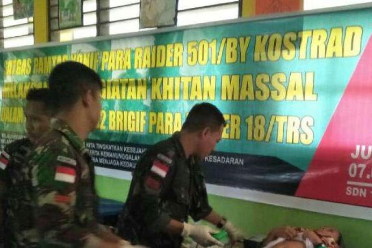 Satgas Yonif 501 Kostrad gelar khitanan massal di perbatasan RI-PNG