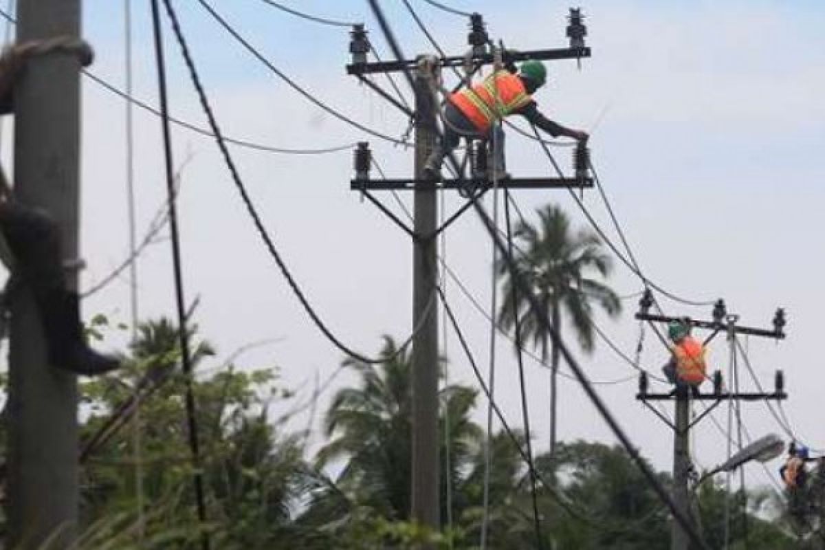  Ratusan Warga MKT Inhu Nikmati Listrik PLN