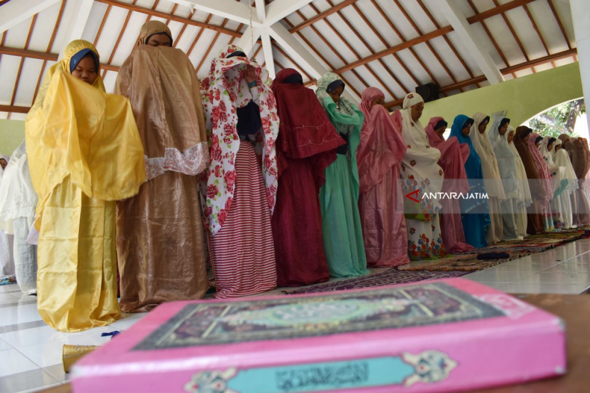 SMPN 1 Ngariboyo Shalat Ghaib untuk Korban Gempa Lombok (Video)