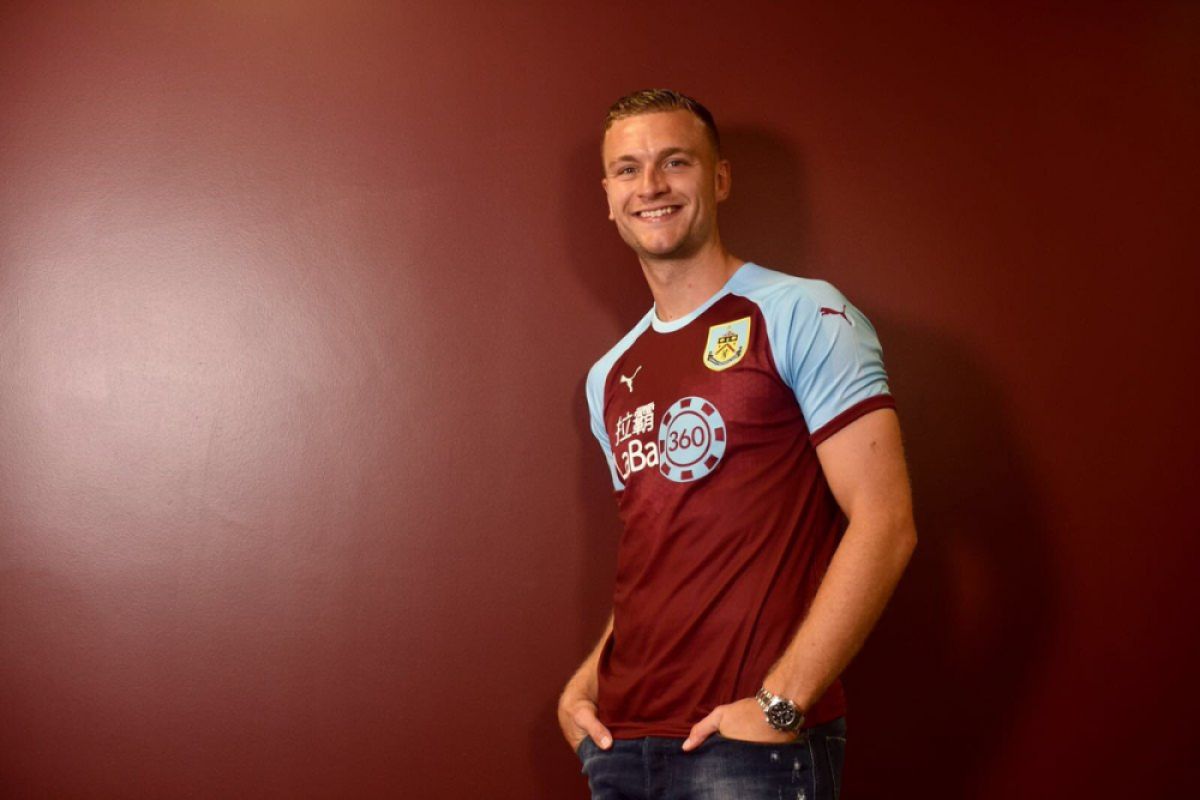 Burnley resmi datangkan Ben Gibson dari Middlesbrough