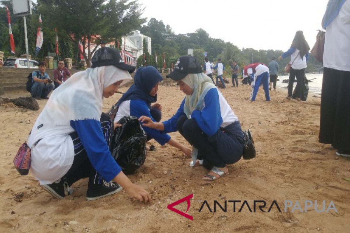 Peserta SMN Aceh bersih-bersih Pantai Dok II