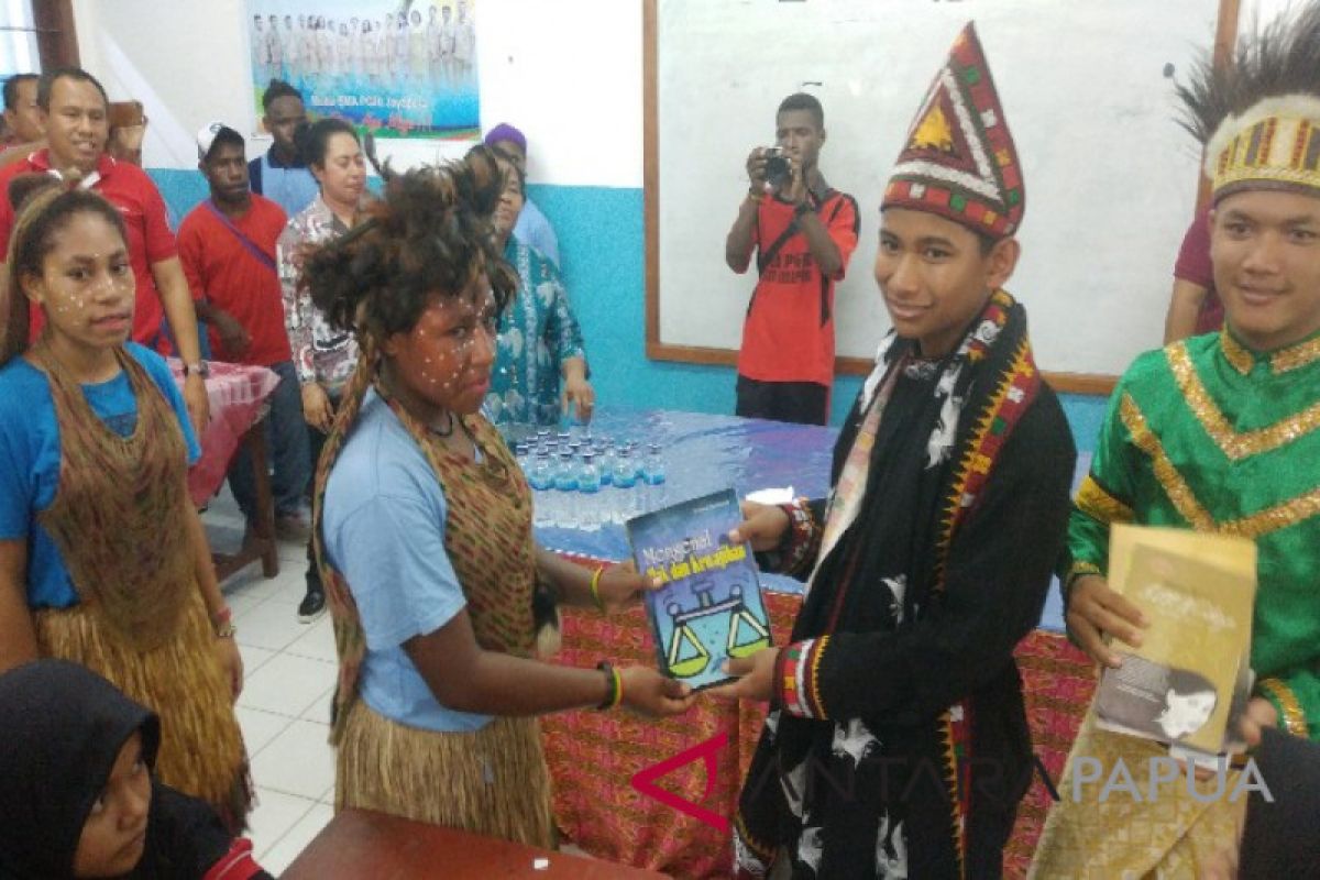Pertamina ajak peserta SMN Aceh berbagi buku di Jayapura