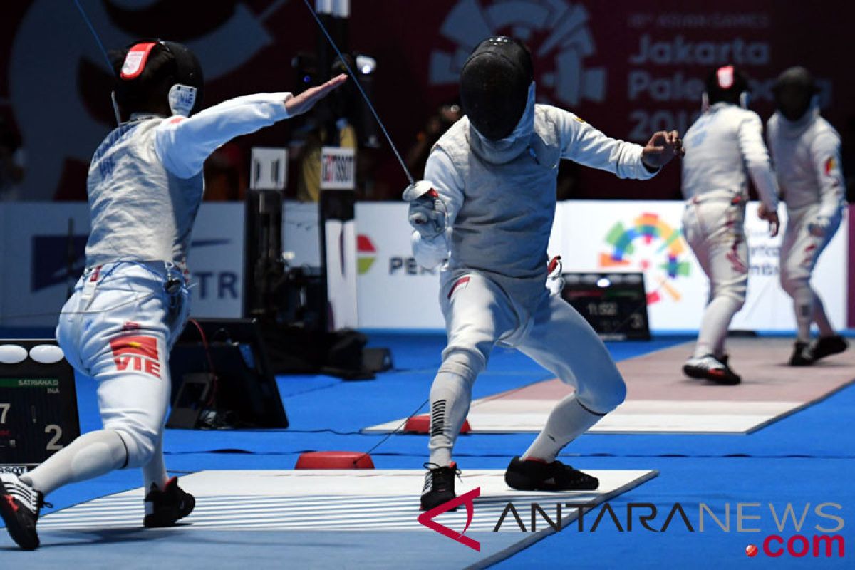 Anggar pertandingkan floret dan degen beregu