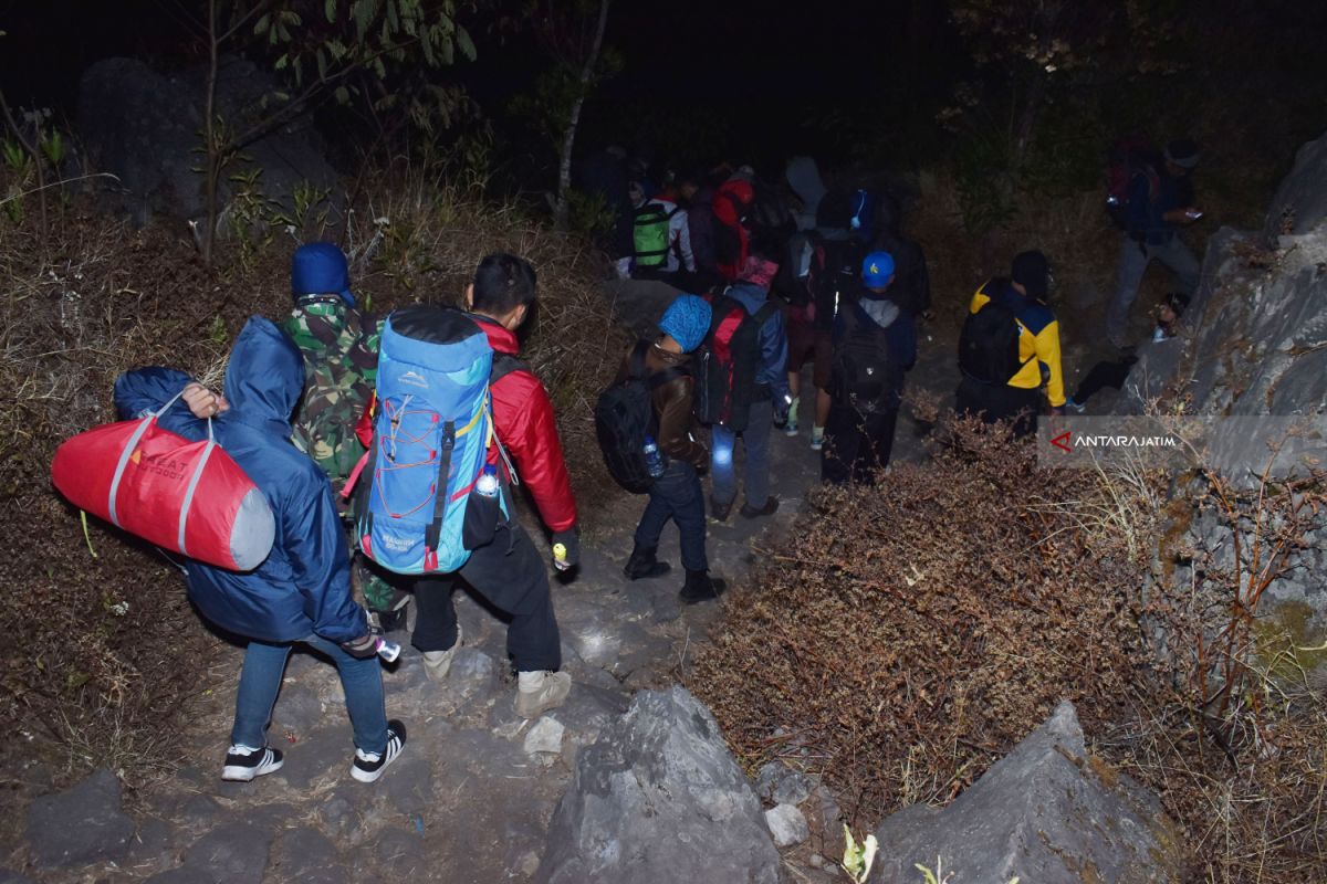 Pendaki Gagal Capai Puncak Lawu Akibat Kebakaran (Video)