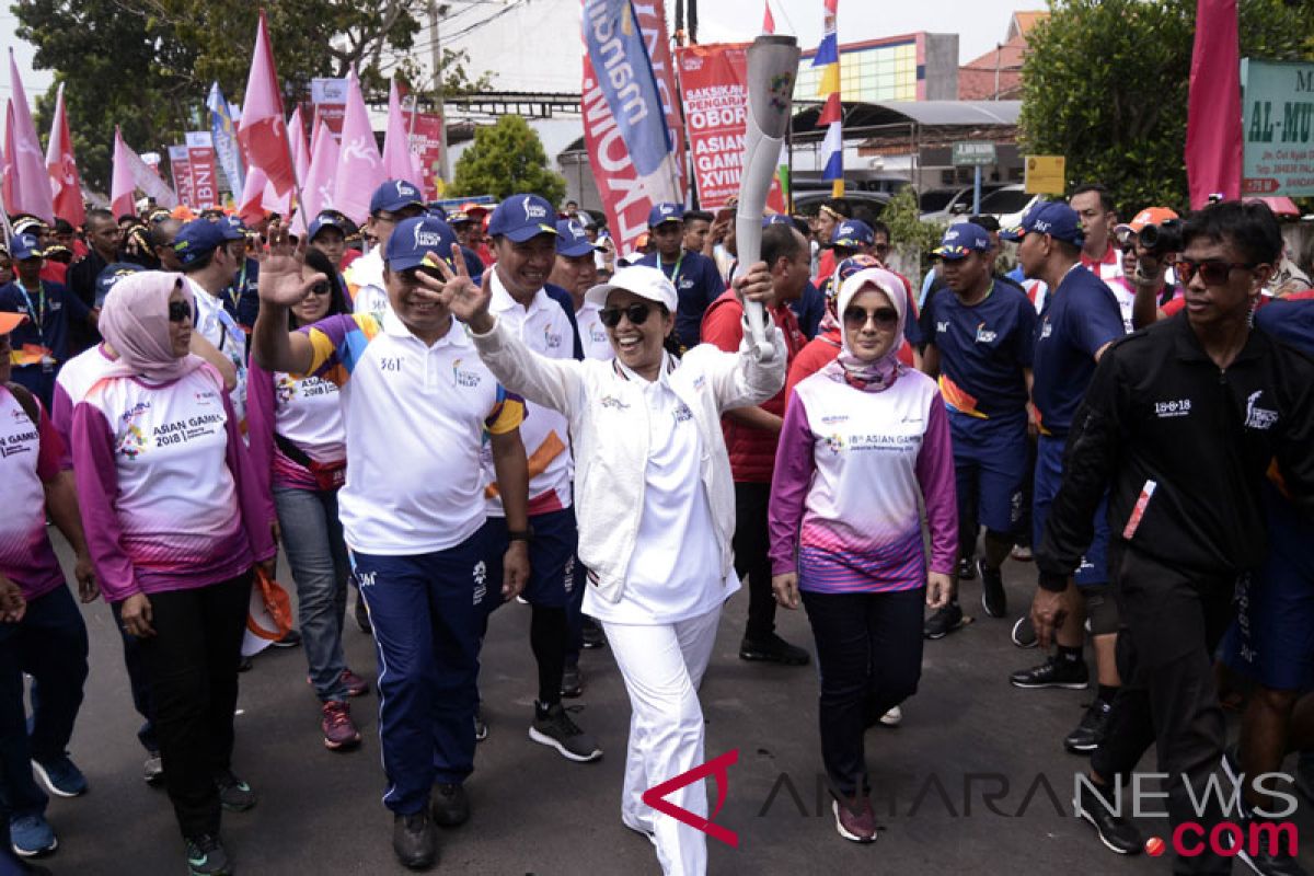 Minister Soemarno carries Asian Games flame torch in Lampung