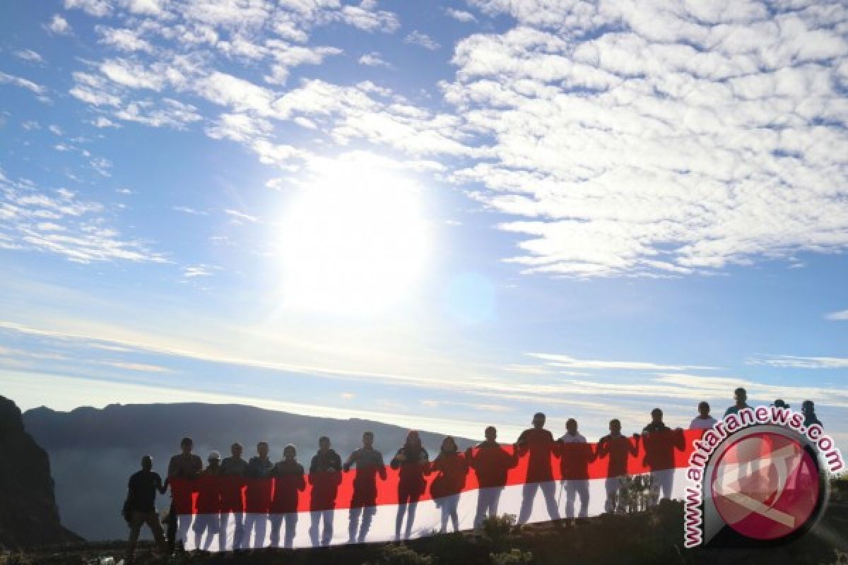 Bendera 73 meter akan dikibarkan di Gunung Tambora