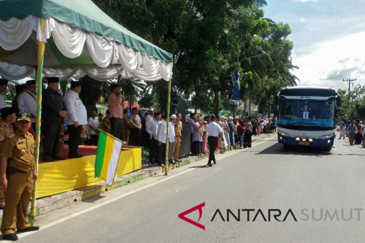 Azan dan Talbiah iringi keberangkatan calhaj Labura