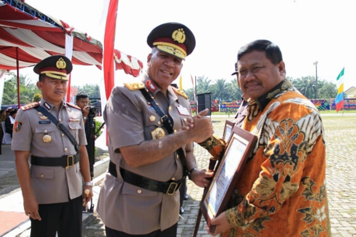 Bantu Polri, Kapolda beri penghargaan kepada Bupati Labura