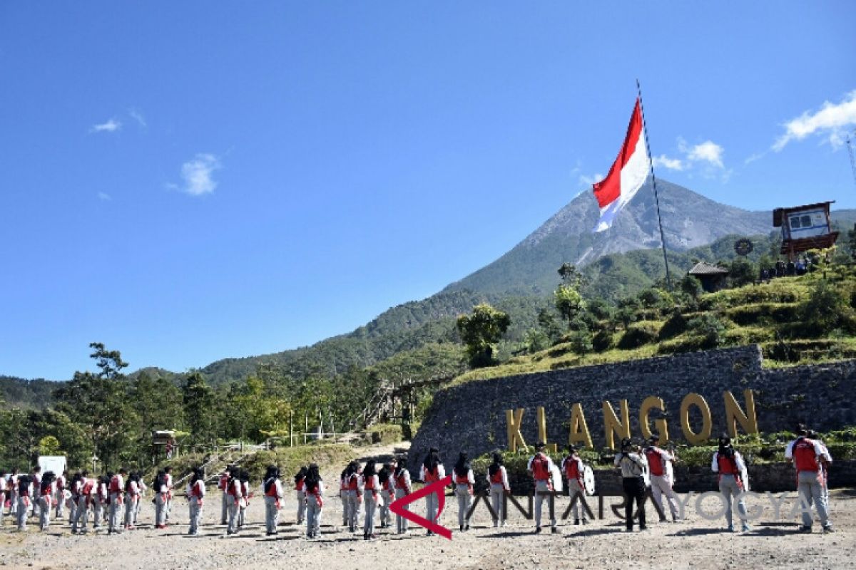 Kodim kibarkan bendera raksasa di lereng Merapi