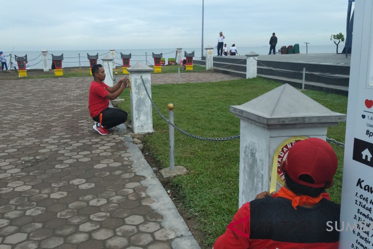 Semen Padang - Lantamal bersih-bersih Pantai Padang (video)