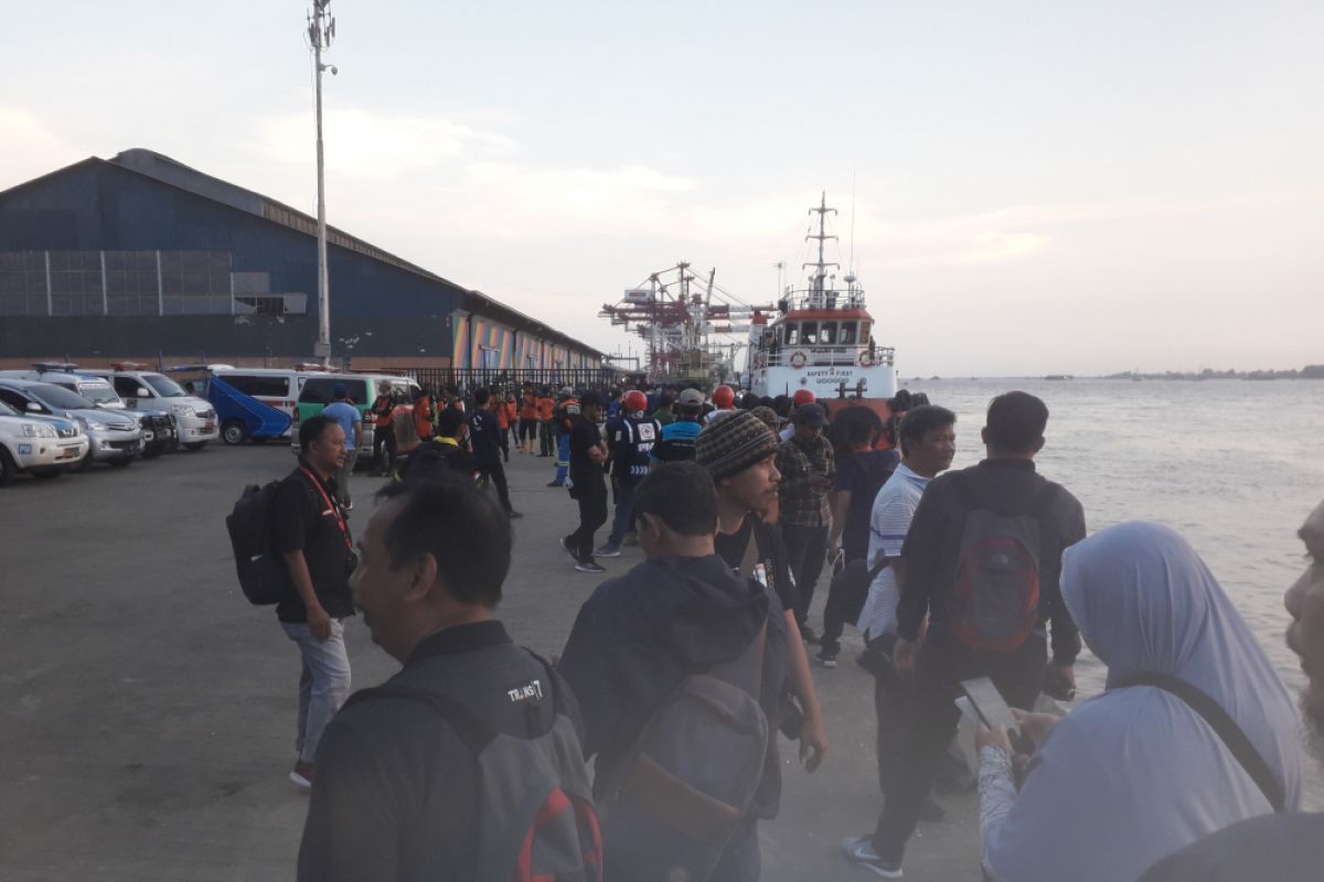 Puluhan tim evakuasi tunggu korban kapal terbakar