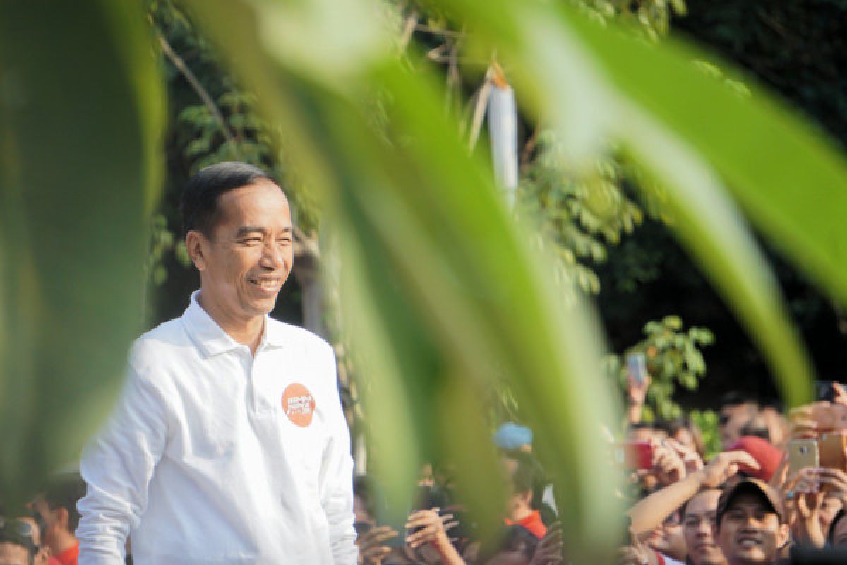 President sings national anthems at 2018 Indonesian harmony event