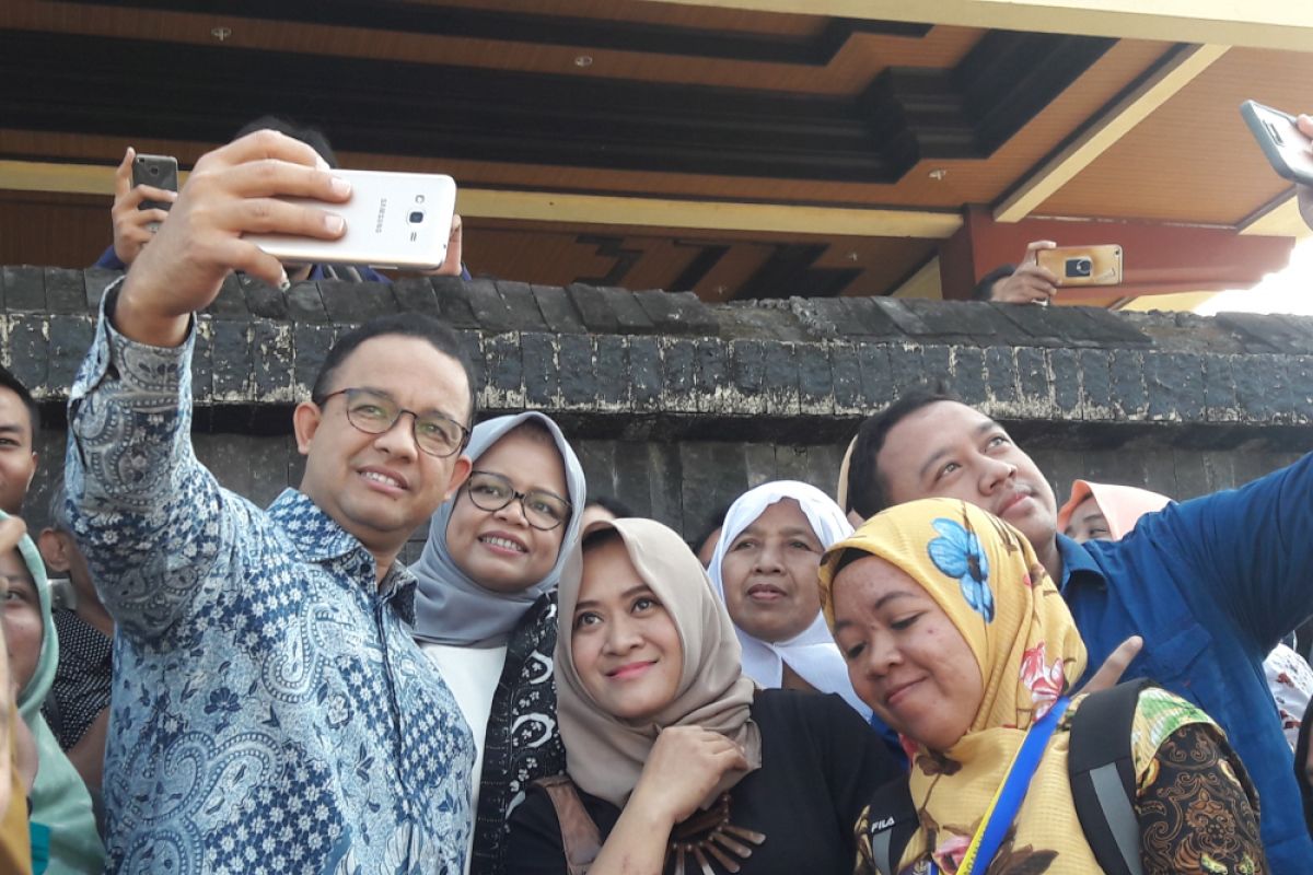 Anies mengaku belum bisa memilih tetap menjadi gubernur atau cawapres