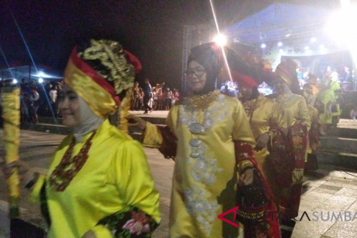 Kesenian empat etnis meriahkan "Padang Night Carnaval" di Pantai Padang (video)