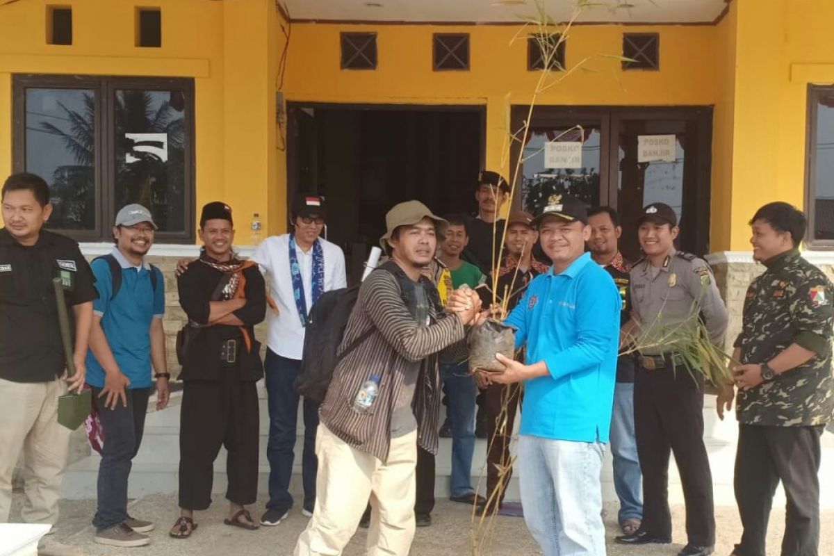 Komunitas Bekasi tanam bambu di Muara Sungai Citarum