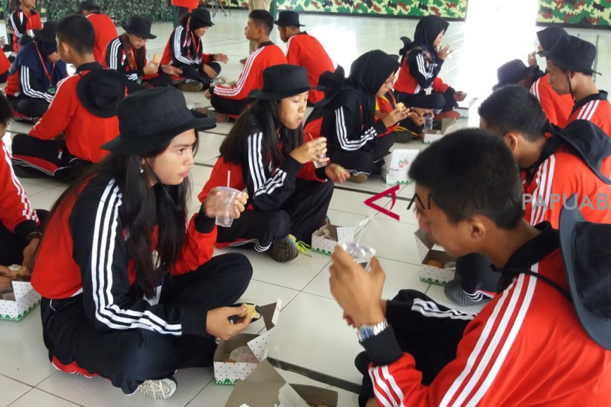 SMN Sumut Belajar Cara Makan Prajurit TNI