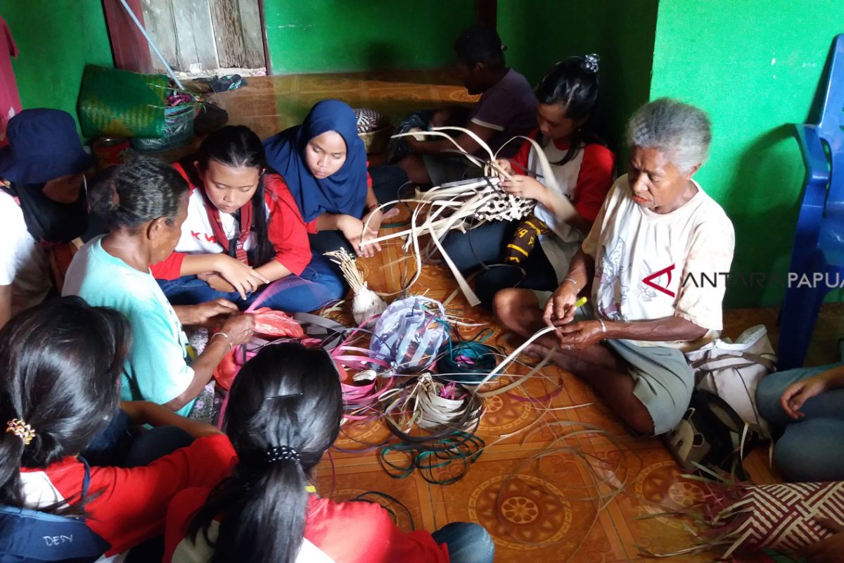 BUMN HADIR - SMN SUMUT BELAJAR ANYAM NOKEN