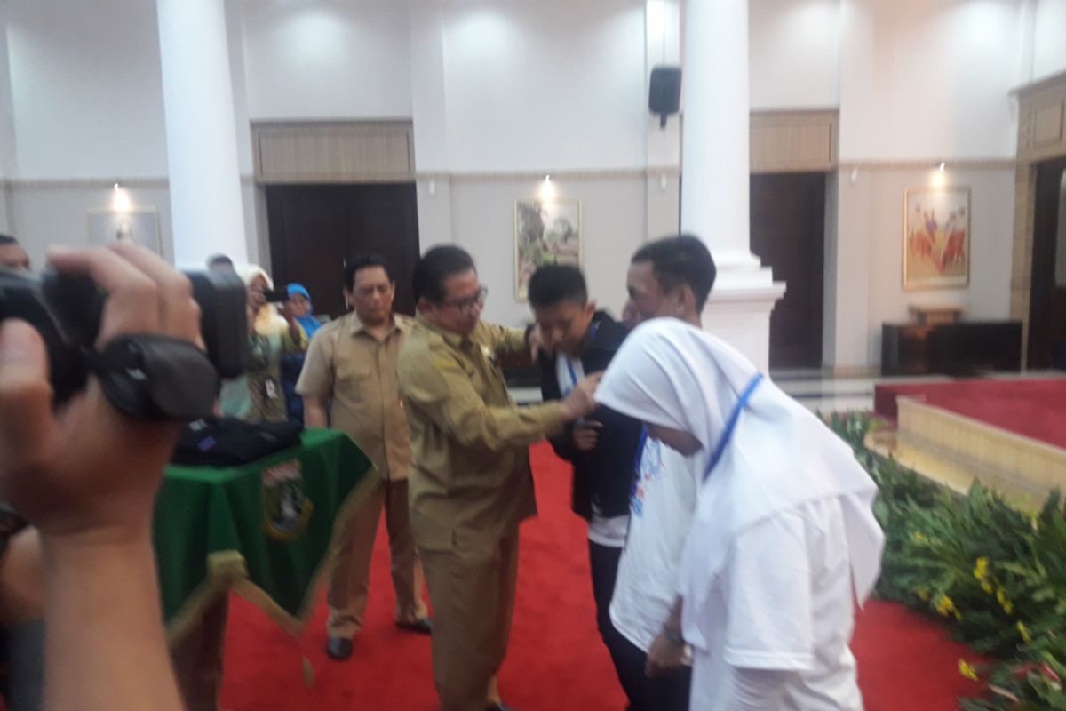 BUMN Hadir - Sekda Banten Lepas 20 Siswa Ke Kalsel