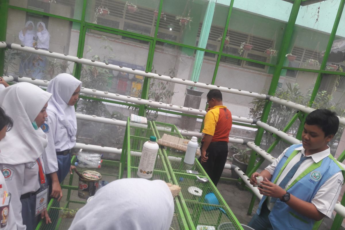 BUMN HADIR - SMN Kalteng melihat hasil riset siswa SMA 6 Yogyakarta
