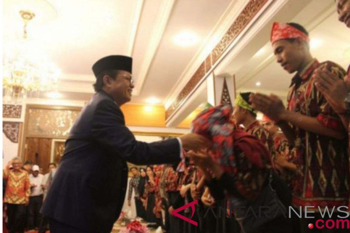 BUMN hadir - Peserta SMN Malut kenakan "lacak" dan "tengkuluk"