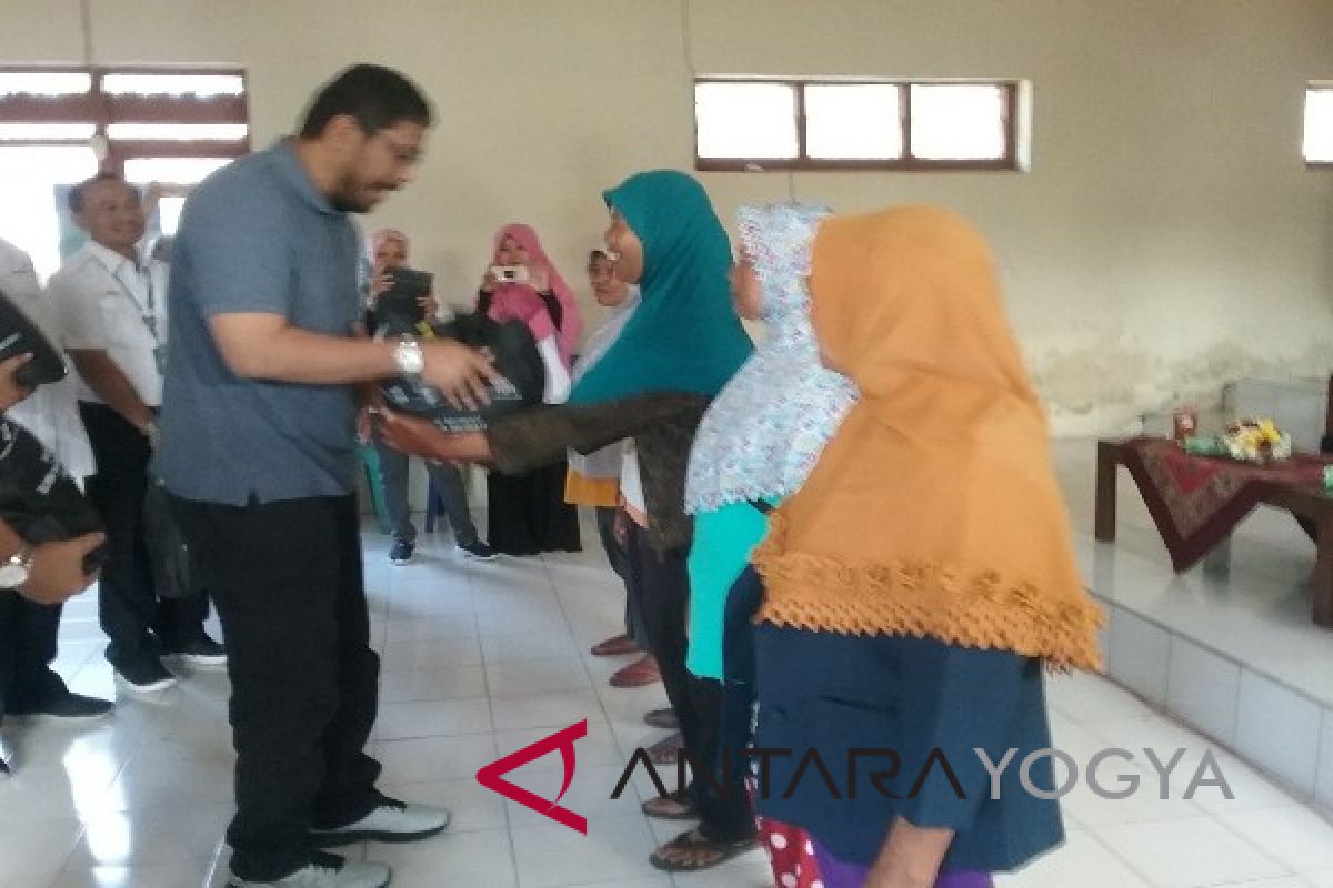 BUMN HADIR - AP I membagikan paket sembako warga Temon