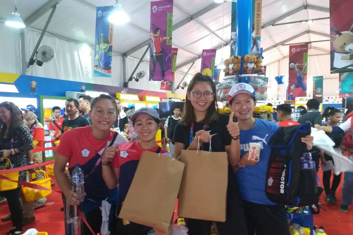 Asian Games - International athletes shop for souvenirs amid busy schedule