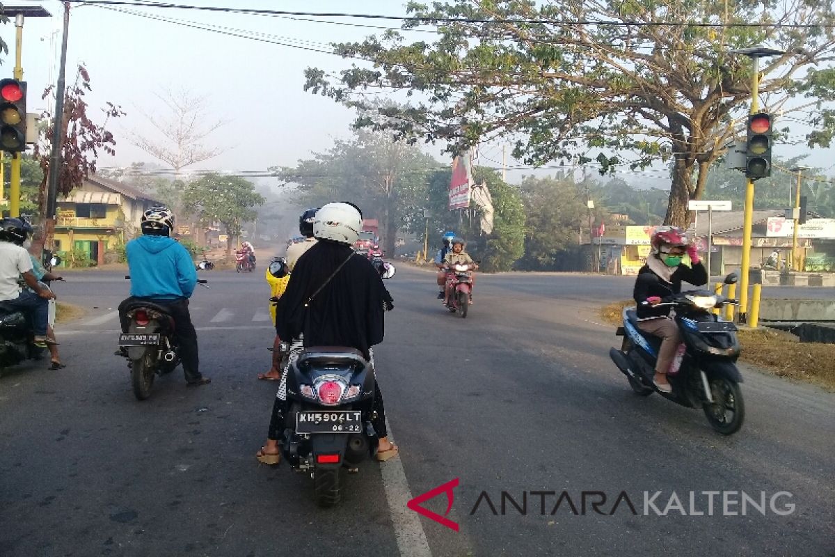 Asap mulai tebal, sebagian warga Sampit gunakan masker