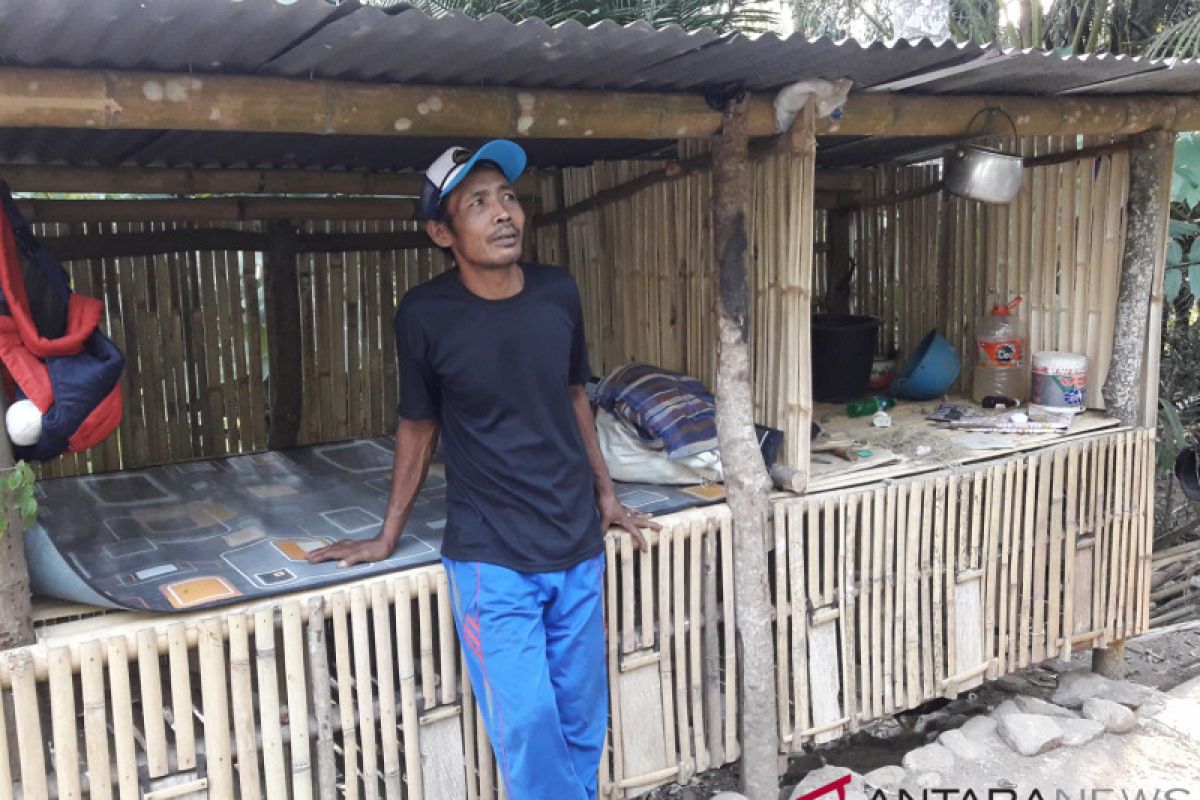 Kandang burung pun jadi tempat berlindung di Lombok