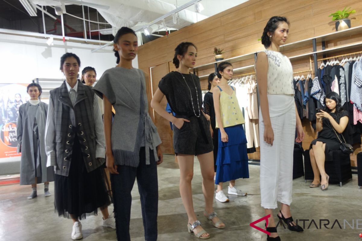 Belanja di butik sambil menyesap kopi di pop up store Fashionlink