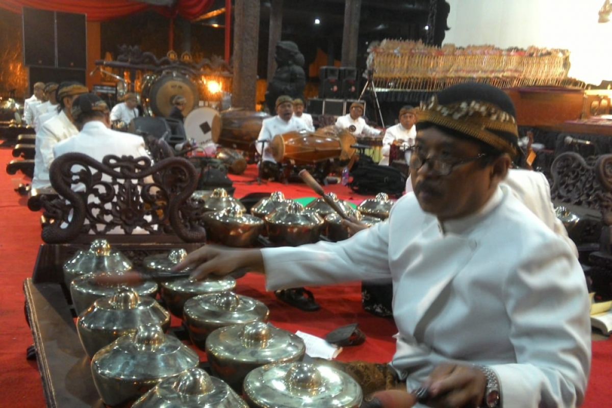 Wayang semalam suntuk meriahkan setengah abad YHK