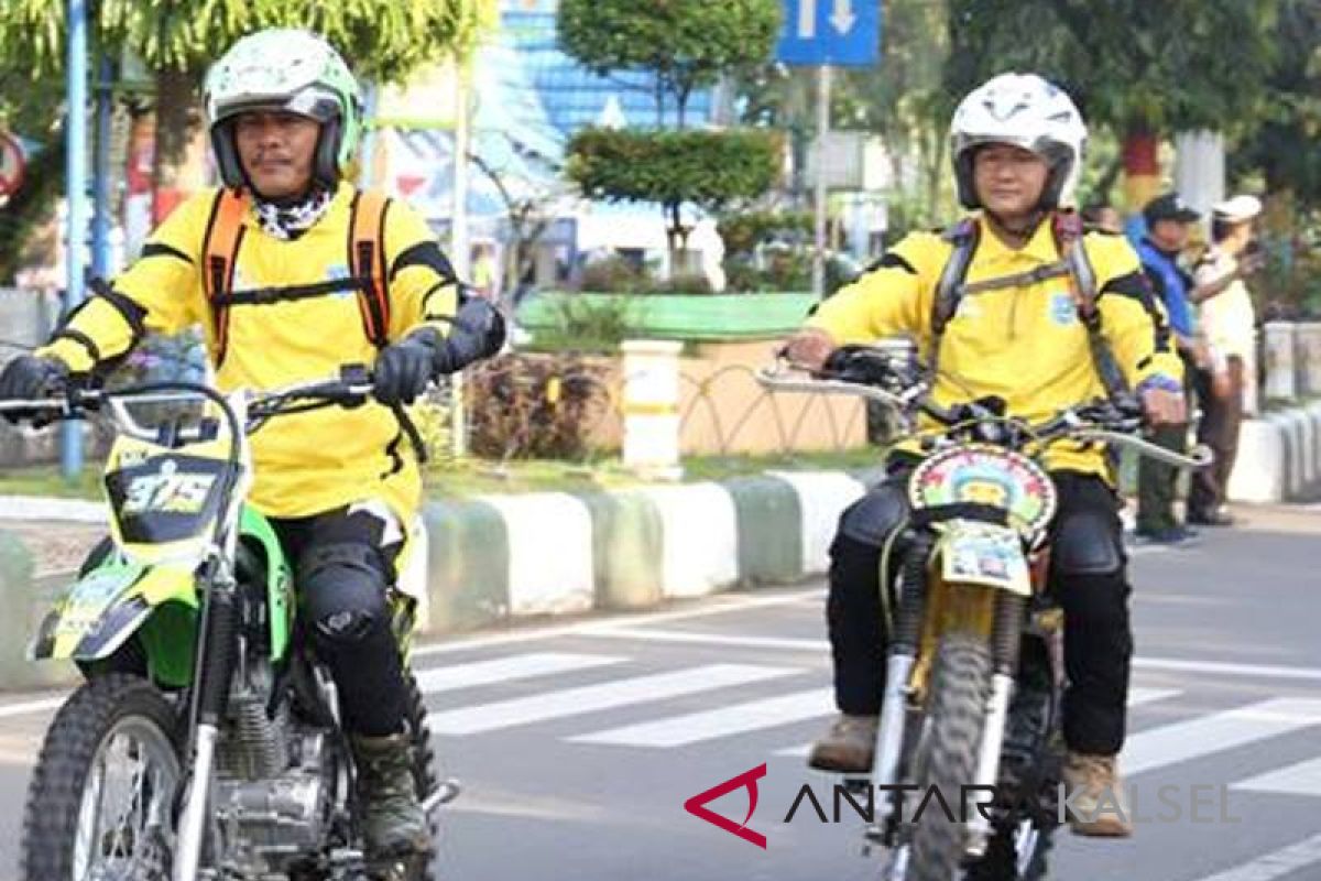 Dahnial Kifli bersama komunitas trail bagikan buku