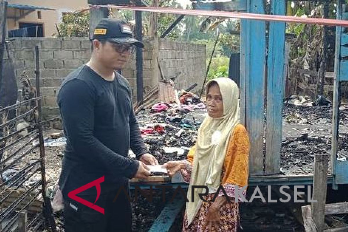 Akhmad Fahmi bantu korban kebakaran banyu barau