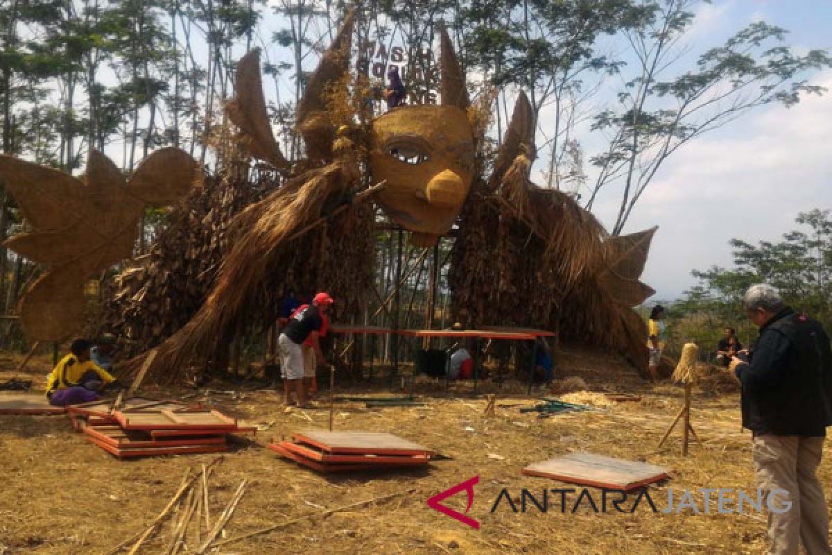 Festival Lima Gunung tabungan komunitasnya