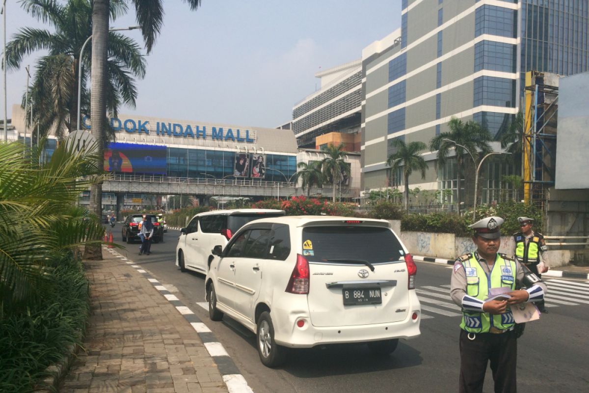 Puluhan pengendara langgar ganjil genap di Pondok Indah