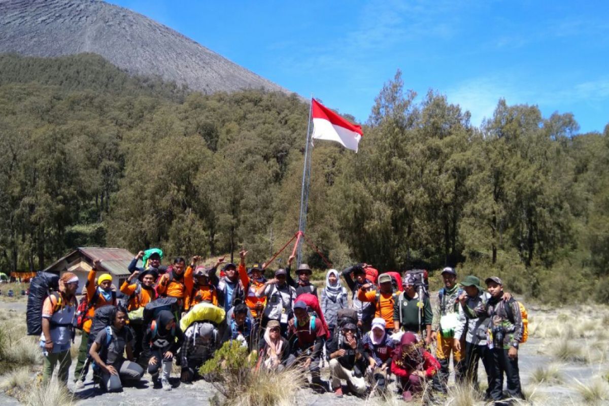 Pendaki Dilarang Upacara Bendera di Puncak Gunung Semeru