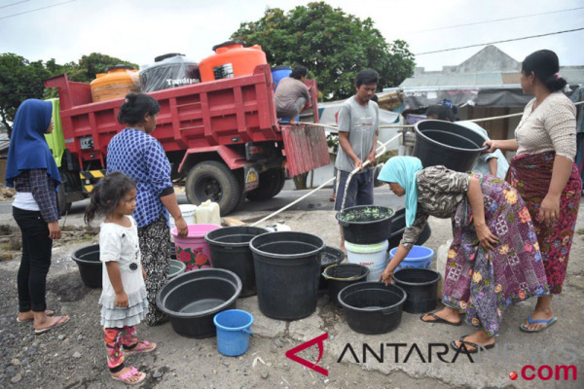 Warga perbukitan tempuh 10 kilometer cari air