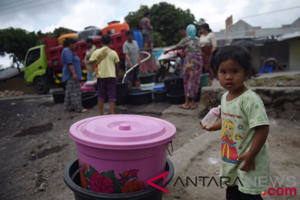 Kepolisian salurkan 20.000 liter air bersih untuk Senaru