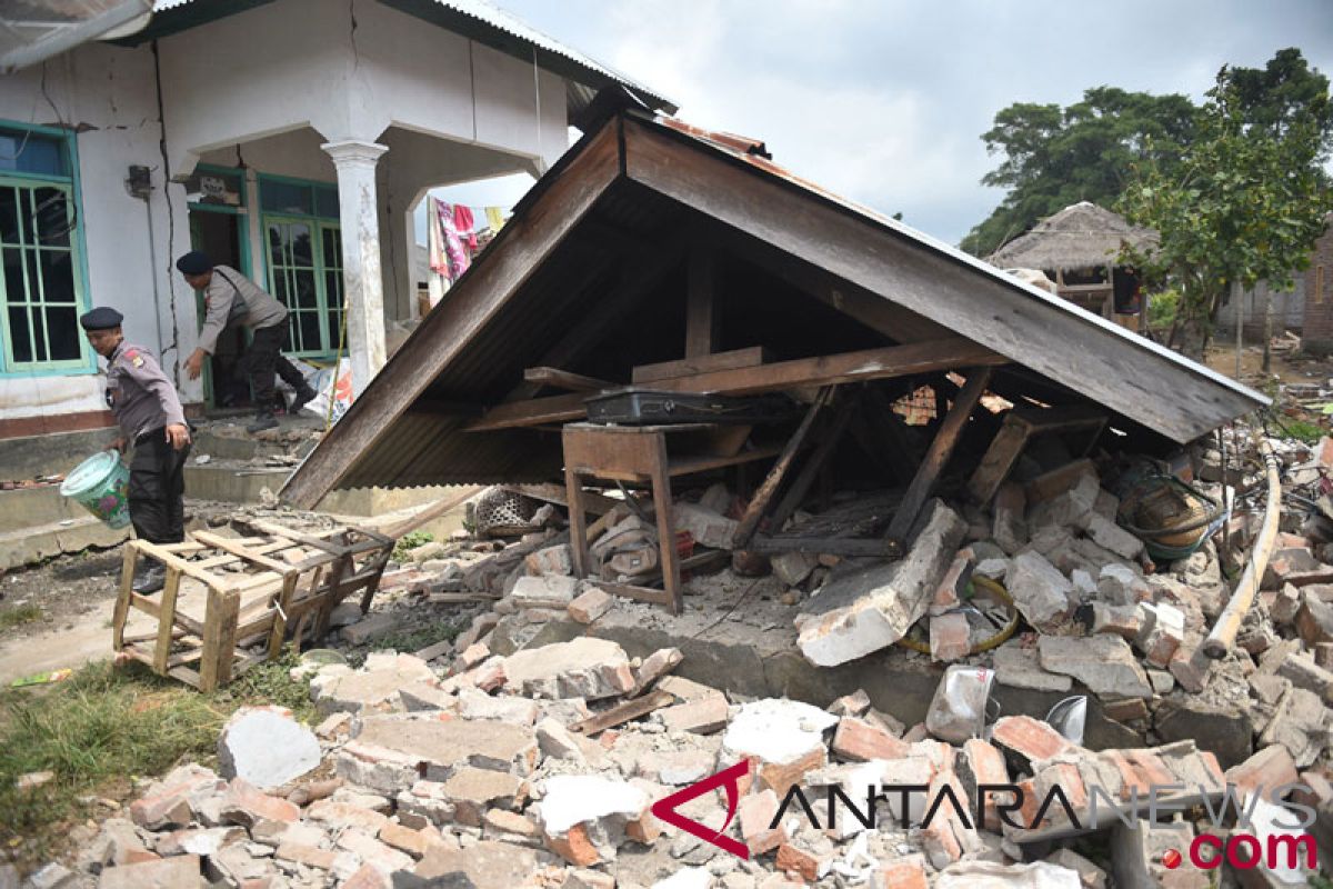 Warga Sembalun keluar rumah saat gempa