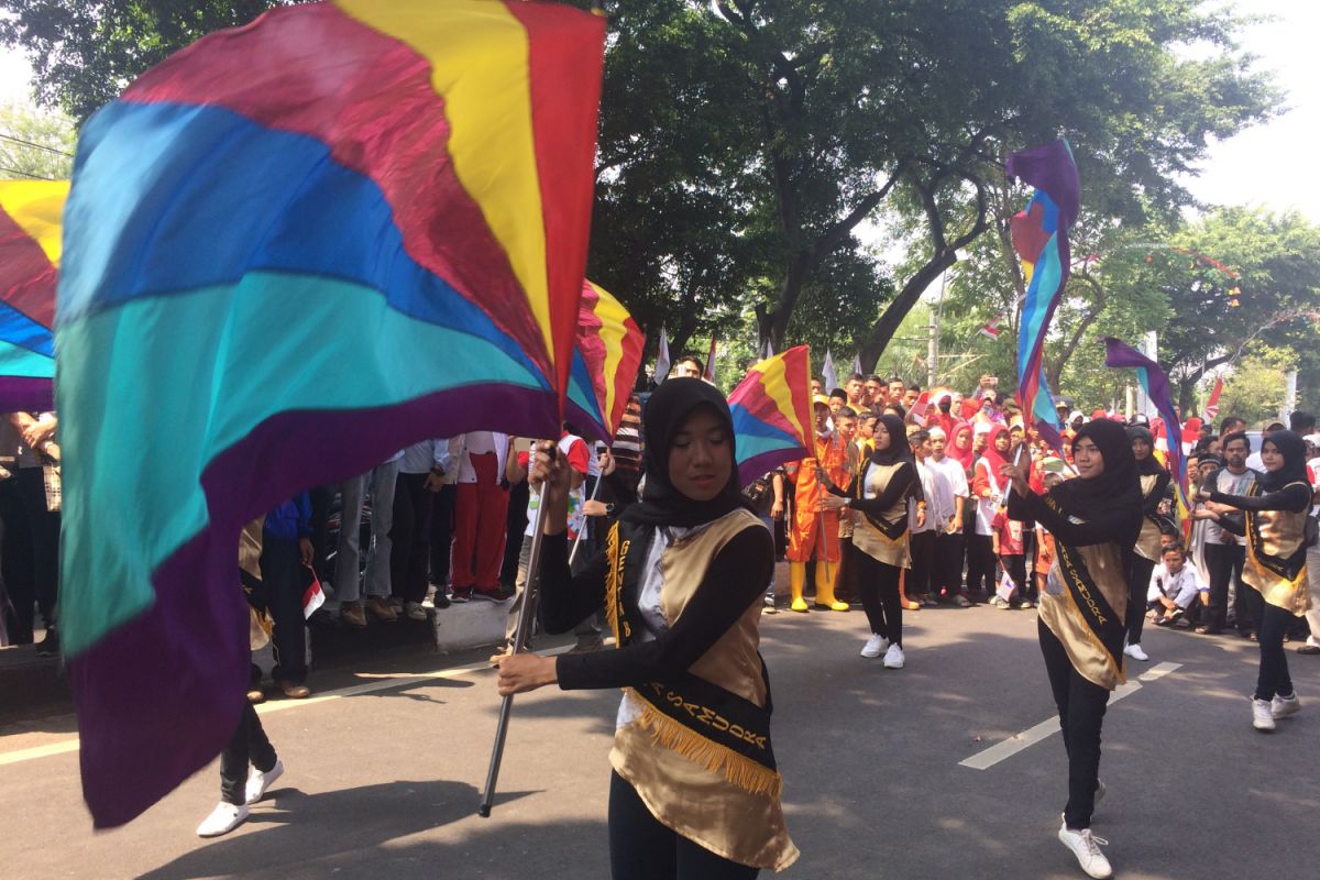 Ratusan warga padati rute pawai obor Asian Games di Pasar Minggu