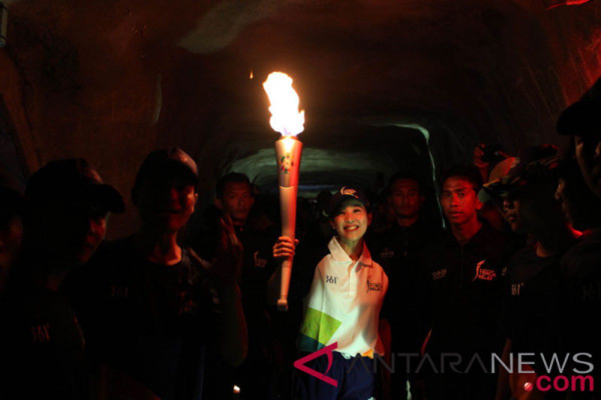 Bandarlampung residents enthusiastically welcome Asian Games torch