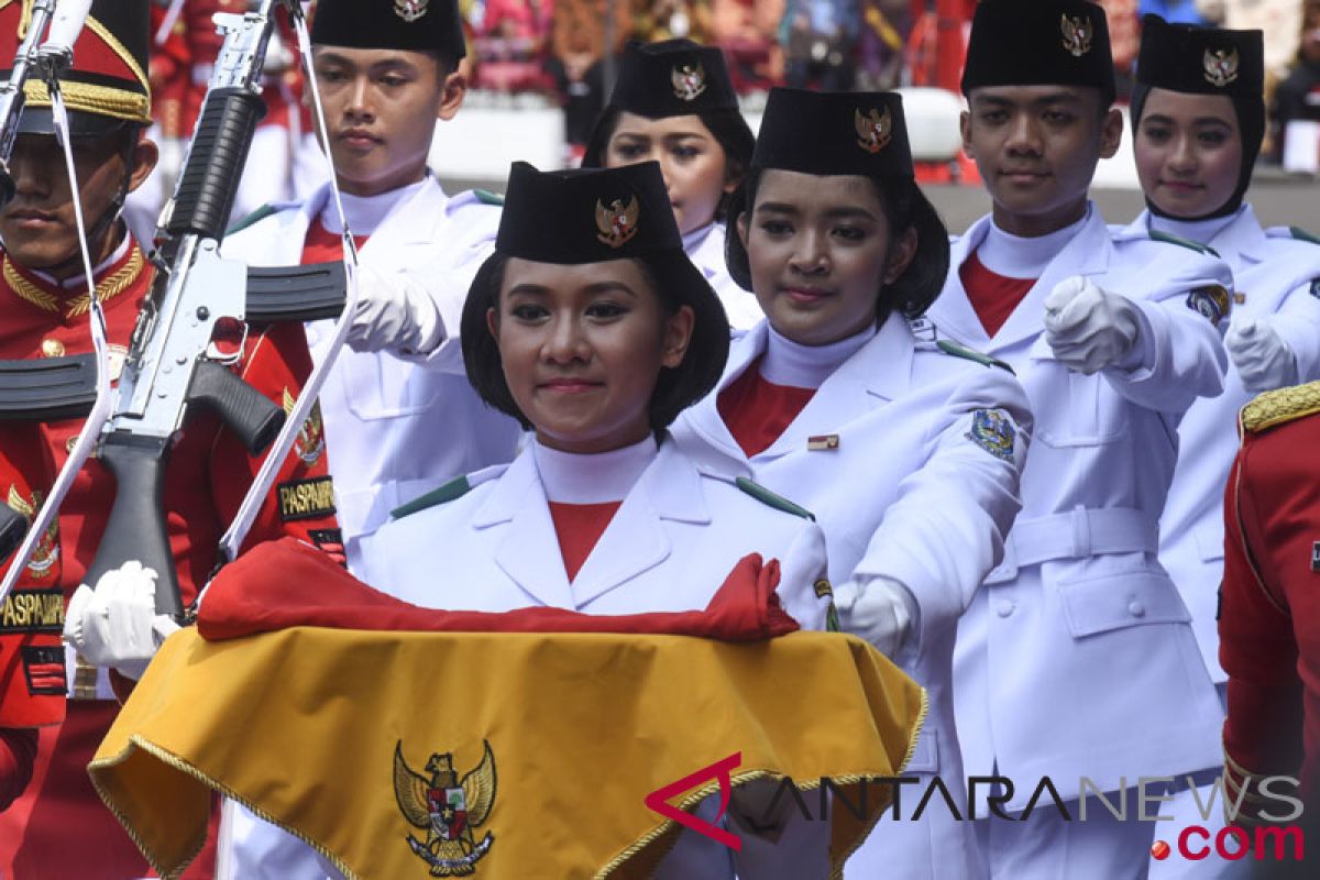 Pembawa bendera berjuang menahan senyum selama tugas