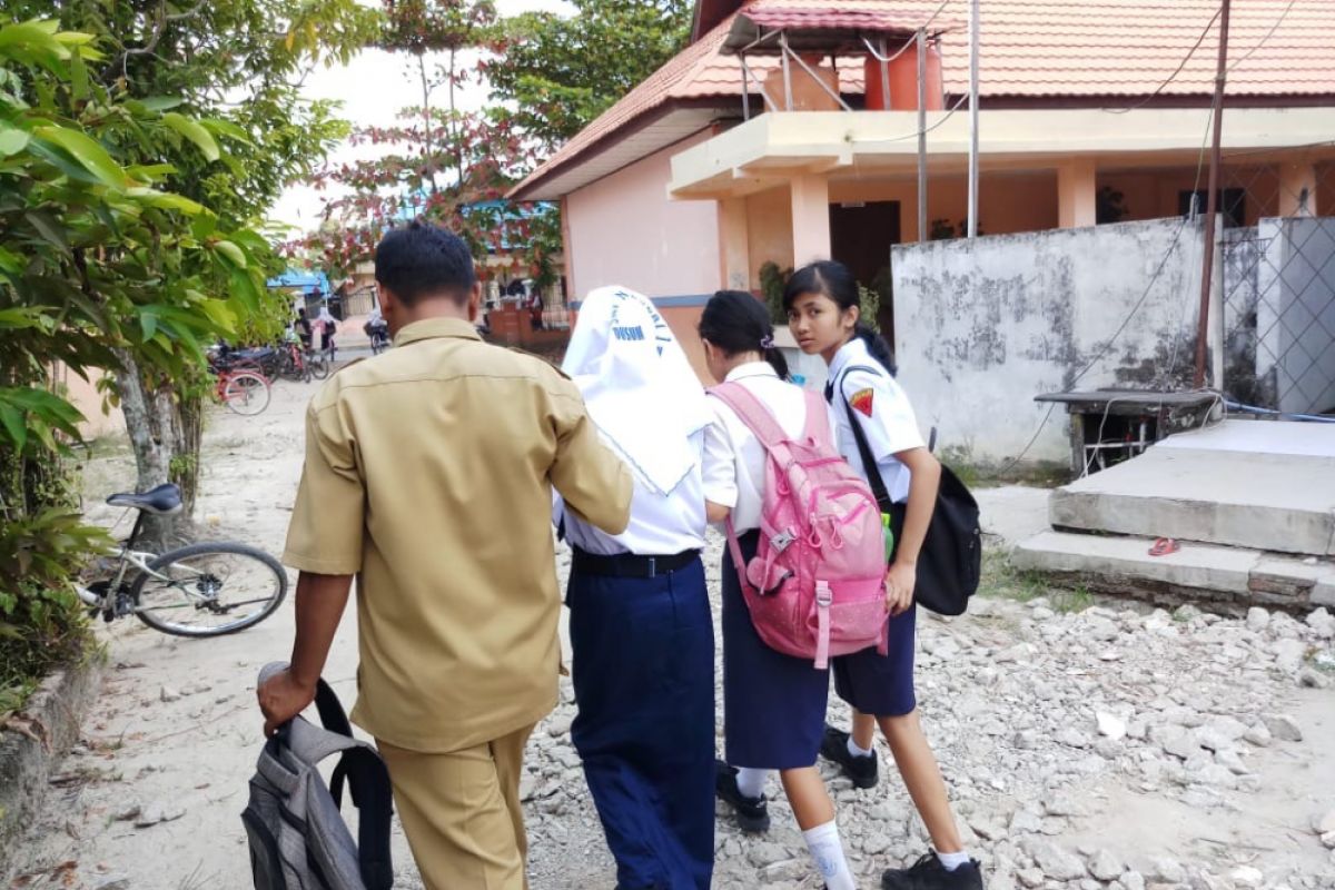 Puluhan siswi SMPN 1 Buntok  kesurupan massal