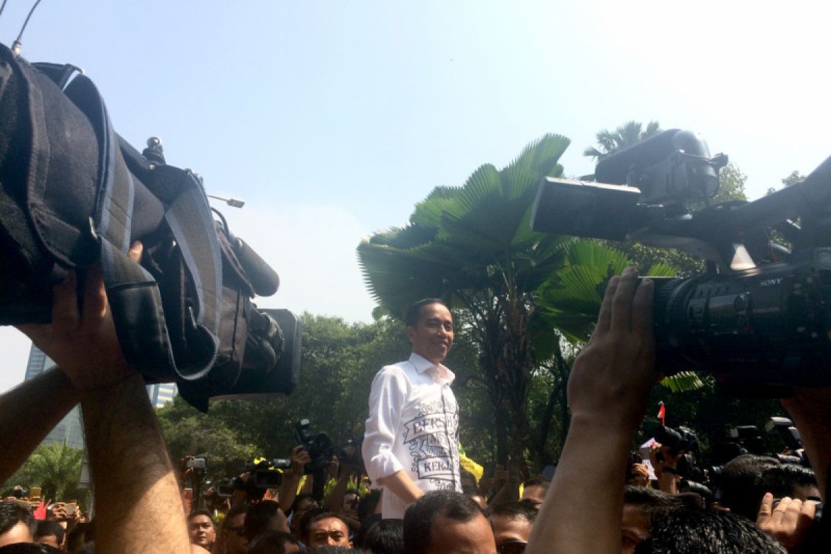 Jokowi sapa relawan di depan gedung KPU