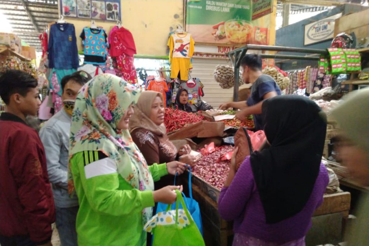 Warga Sukabumi diminta kurangi penggunaan plastik