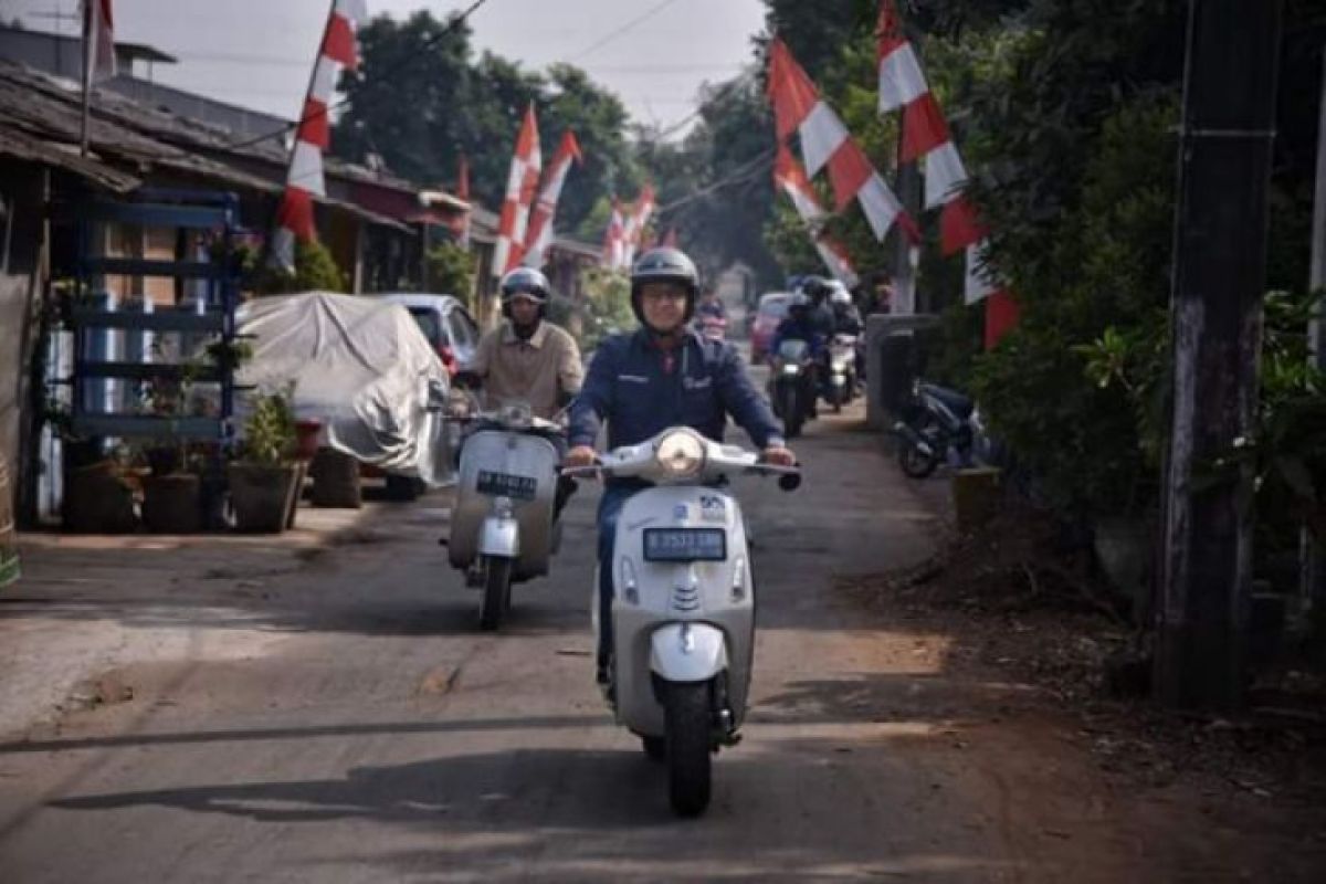 Anies Baswedan Tunggangi Vespa Warisan Ayahnya Masuk Kampung